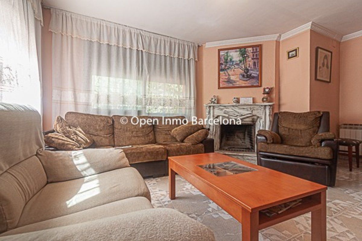 Sala d'estar de Casa o xalet en venda en Canyelles amb Calefacció, Jardí privat i Terrassa