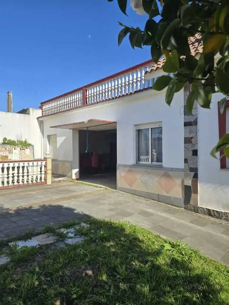 Vista exterior de Casa o xalet en venda en Valdoviño amb Calefacció, Jardí privat i Terrassa