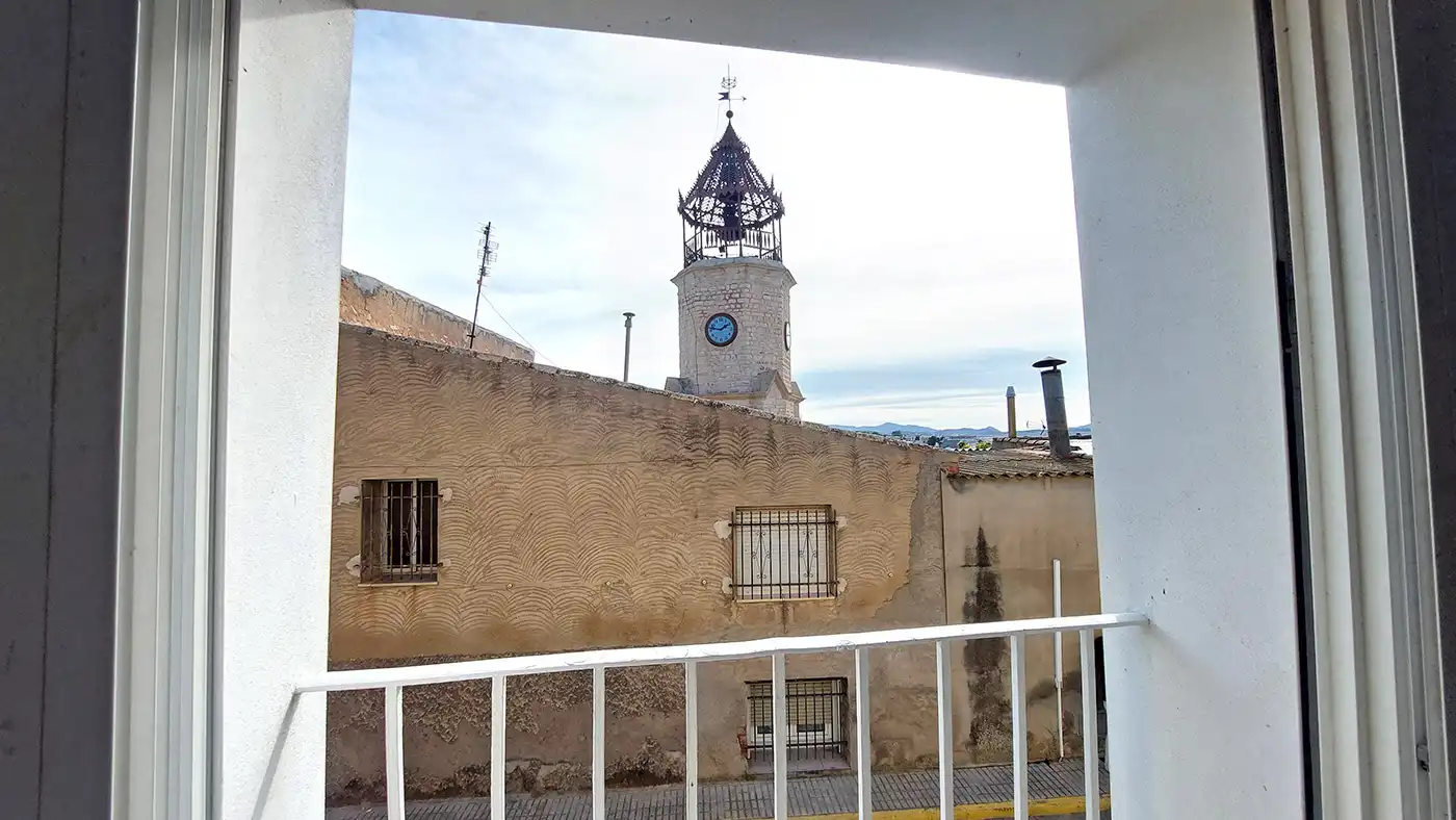 Vista exterior de Casa adosada en venda en El Pinós / Pinoso amb Balcó