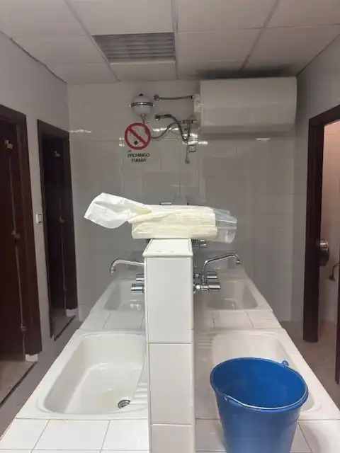 Badezimmer von Fabrikhallen zur Miete in Loiu