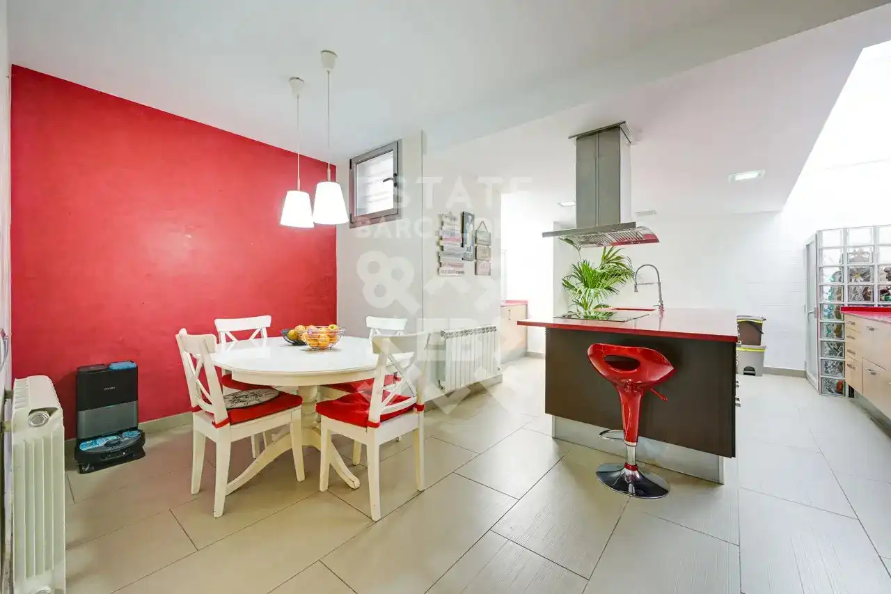Küche von Einfamilien-Reihenhaus zum Verkauf in Mataró mit Klimaanlage, Heizung und Terrasse