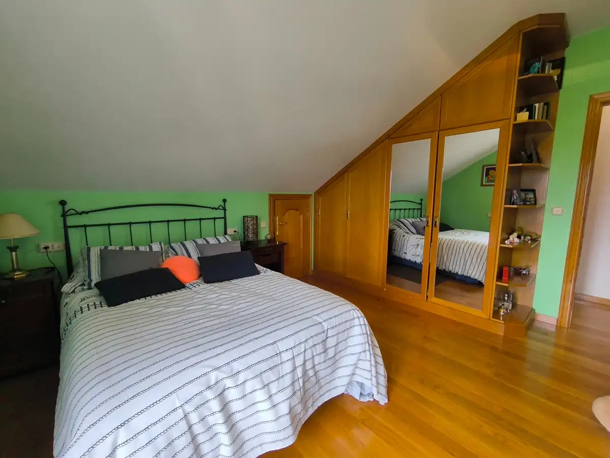 Habitación de Casa o chalet en venta en Vilagarcía de Arousa con Calefacción, Jardín privado y Parquet