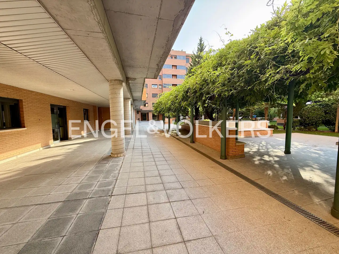 Außenansicht von Wohnung zur Miete in Madrid mit Klimaanlage, Heizung und Parkett