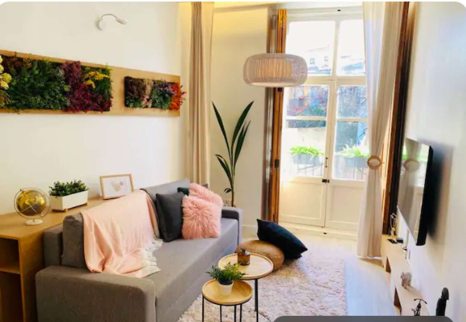 Living room of Study to share in  Valencia Capital  with Air Conditioner and Terrace