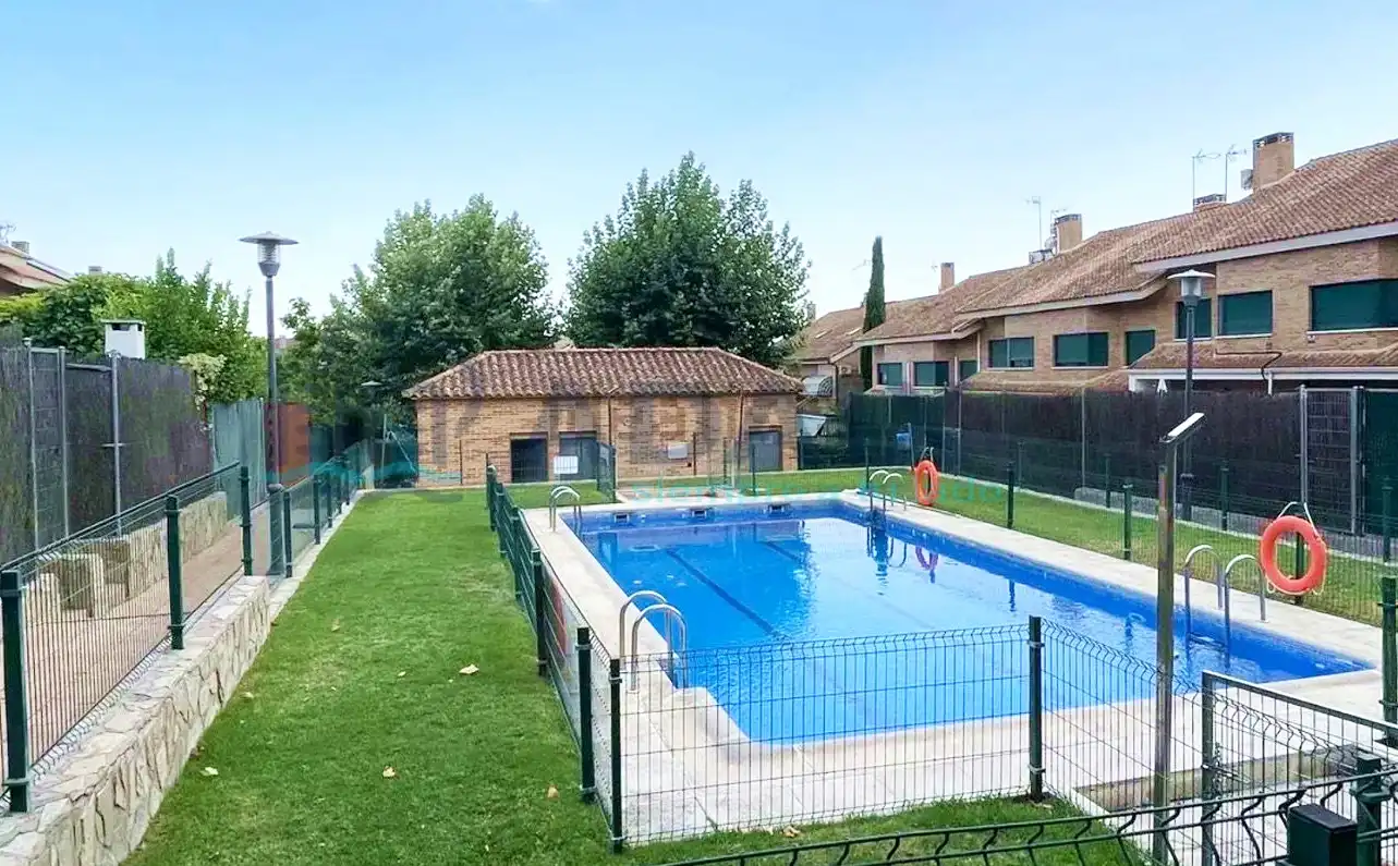 Schwimmbecken von Einfamilien-Reihenhaus zum Verkauf in Arroyomolinos (Madrid) mit Klimaanlage, Privatgarten und Schwimmbad