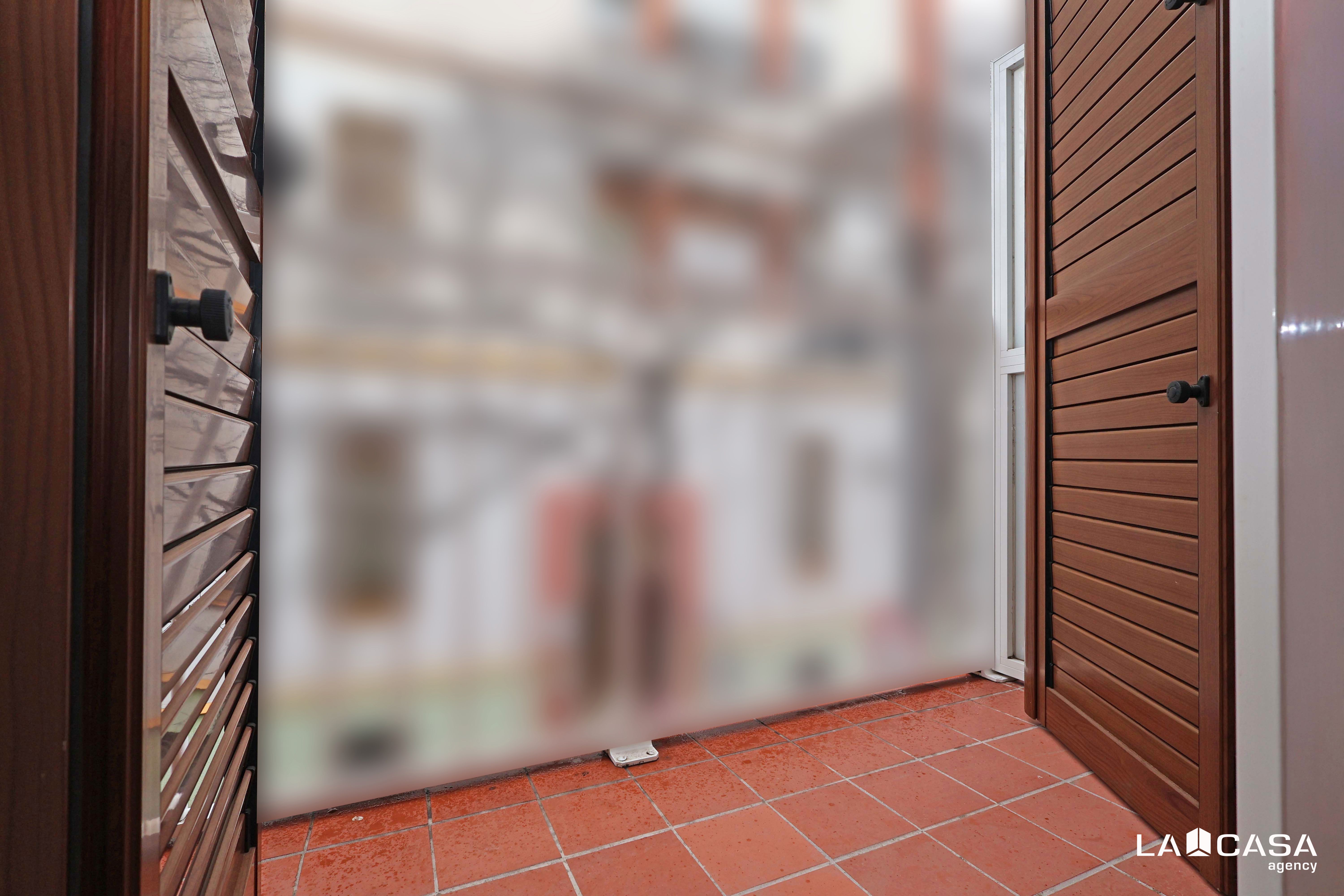 Außenansicht von Wohnung zum Verkauf in  Barcelona Capital mit Balkon