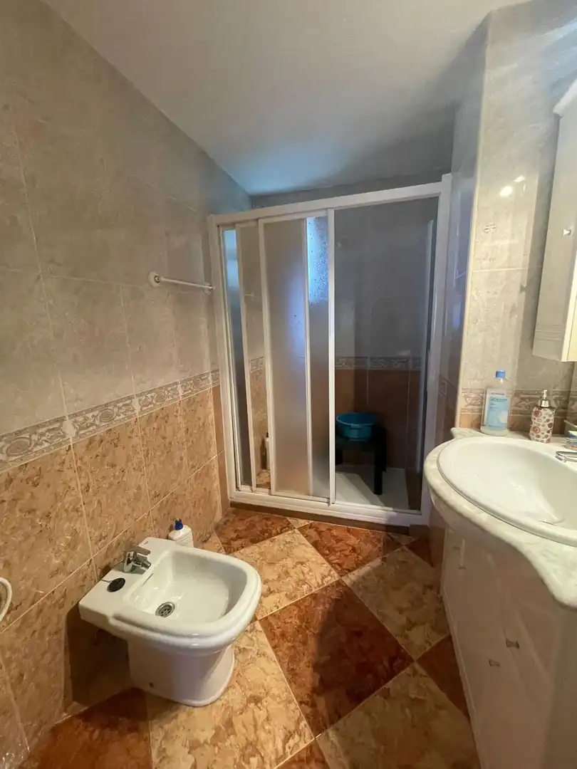 Badezimmer von Wohnung zur Miete in Fuenlabrada mit Klimaanlage, Heizung und Parkett