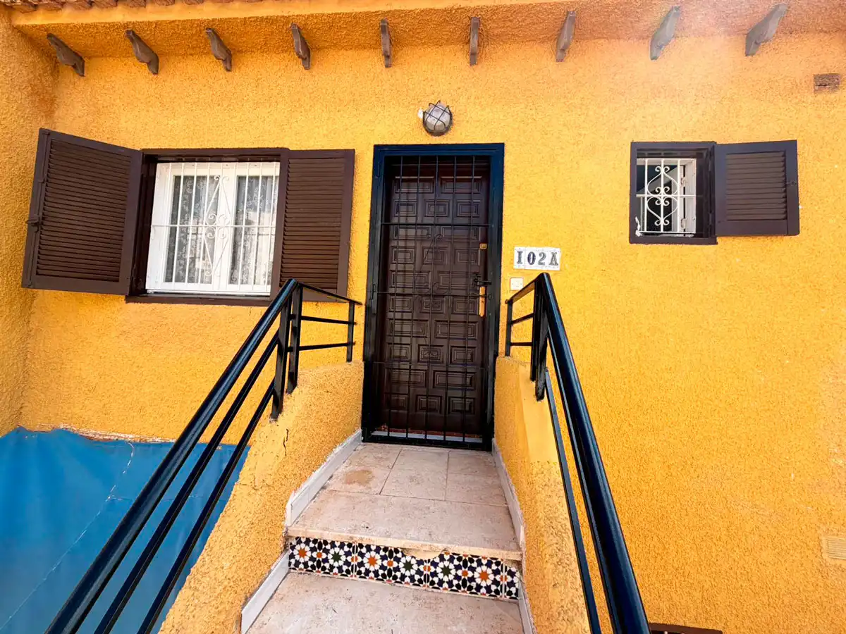 Vista exterior de Piso en venta en Torrevieja con Terraza, Amueblado y Horno