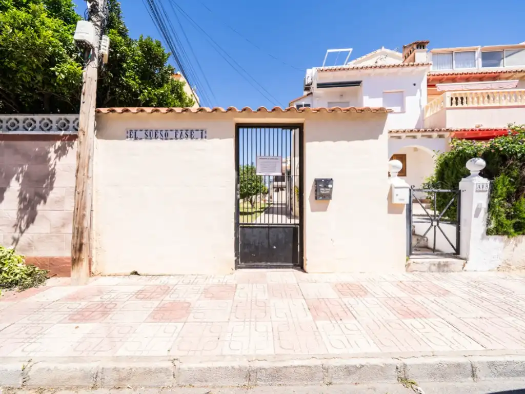 Vista exterior de Apartament en venda en Torrevieja amb Aire condicionat i Piscina