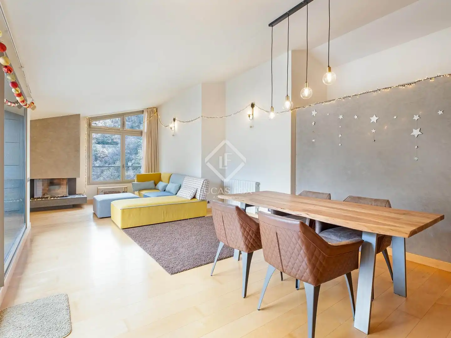Wohnzimmer von Dachboden zum Verkauf in Escaldes – Engordany mit Klimaanlage, Heizung und Privatgarten