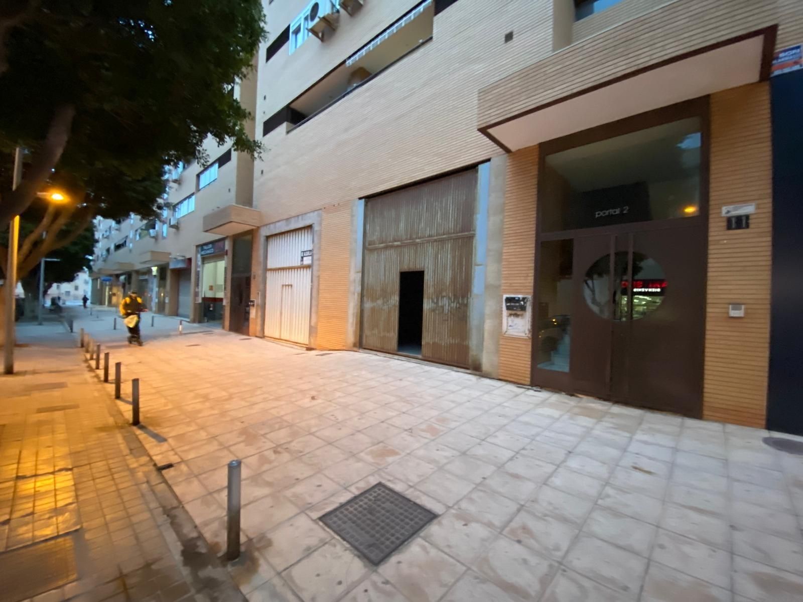 Vista exterior de Local de lloguer en  Almería Capital