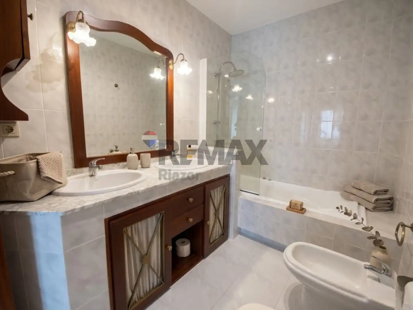 Badezimmer von Einfamilien-Reihenhaus zum Verkauf in Ames mit Heizung, Privatgarten und Parkett