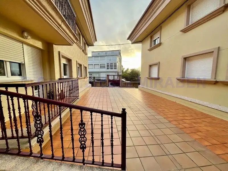Vista exterior de Àtic de lloguer en Boiro amb Calefacció, Terrassa i Moblat