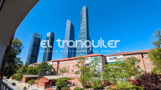 Exterior view of Flat for sale in  Madrid Capital  with Terrace and Furnished