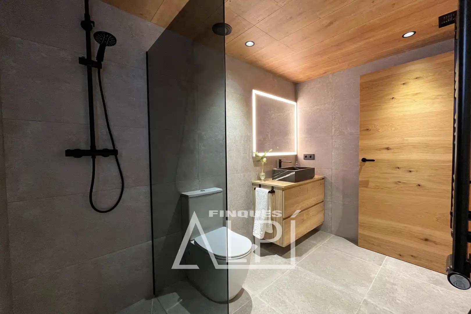 Bany de Apartament en venda en Puigcerdà amb Calefacció, Parquet i Traster