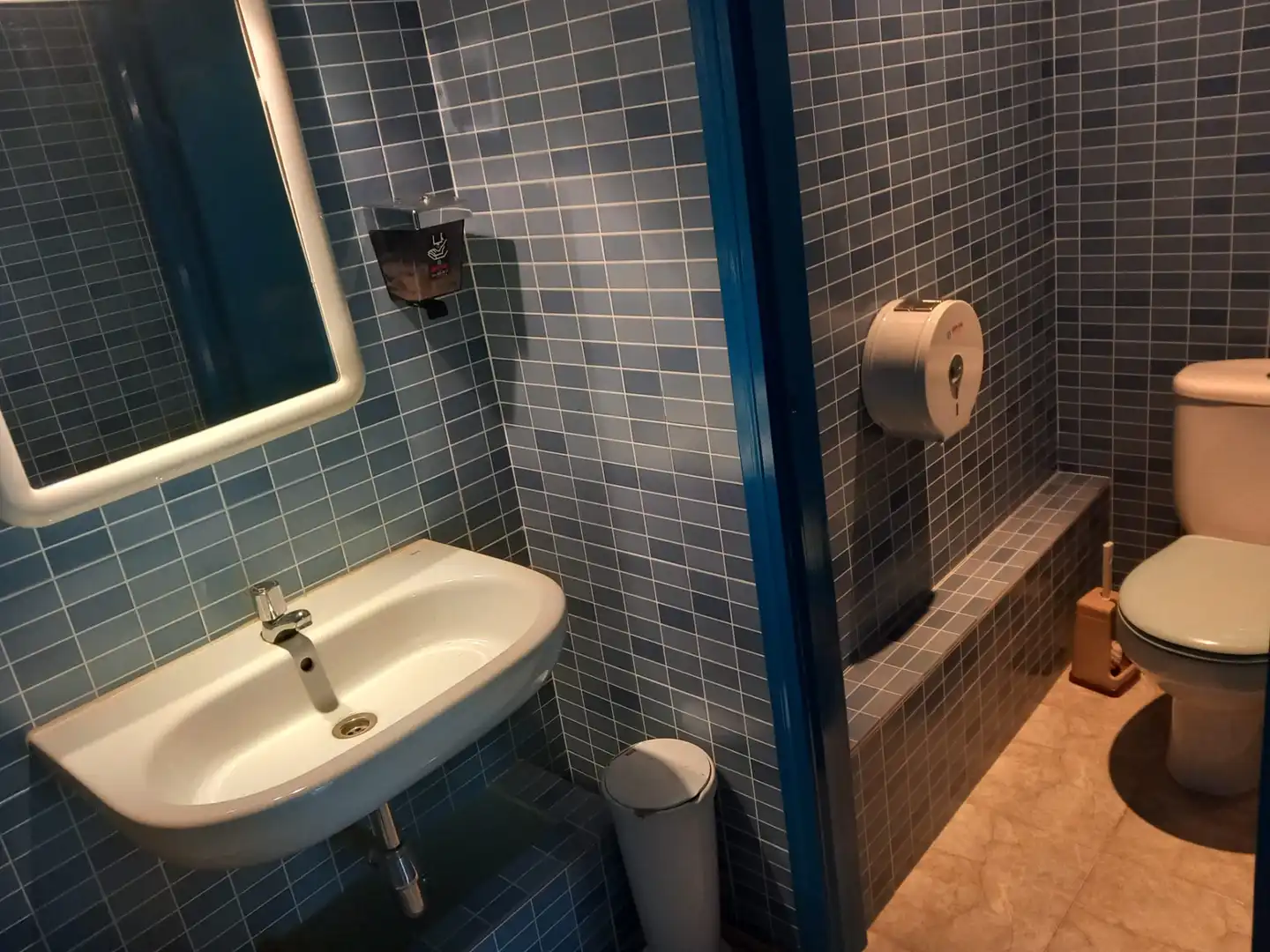 Baño de Local de alquiler en Coslada con Aire acondicionado y Calefacción