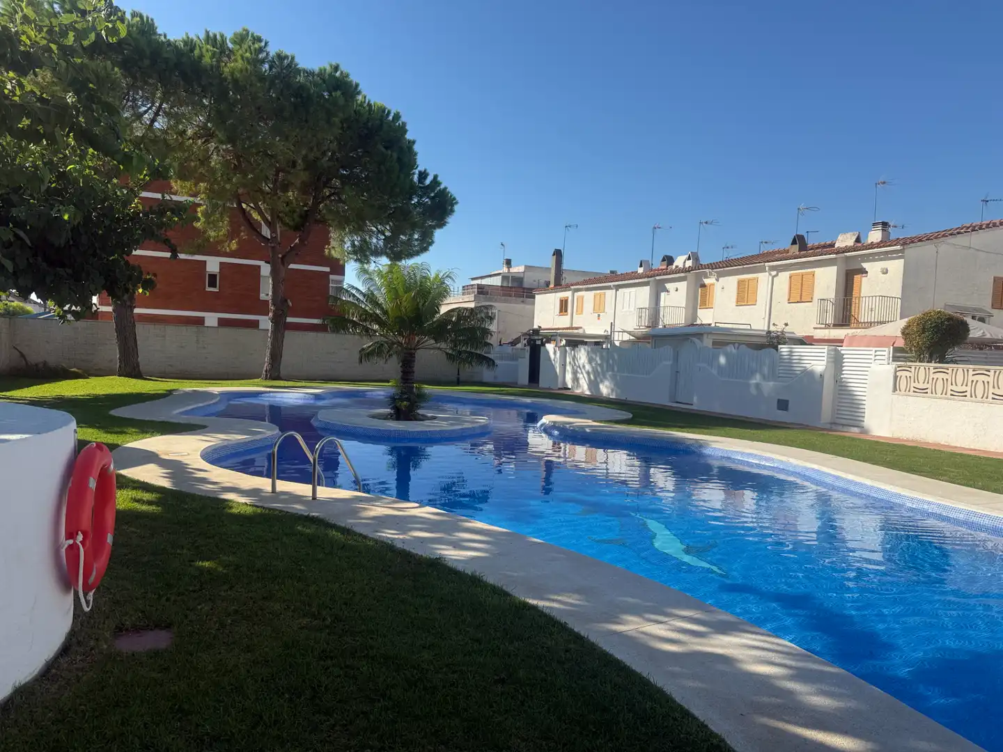 Schwimmbecken von Einfamilien-Reihenhaus zum Verkauf in Creixell mit Klimaanlage, Heizung und Terrasse