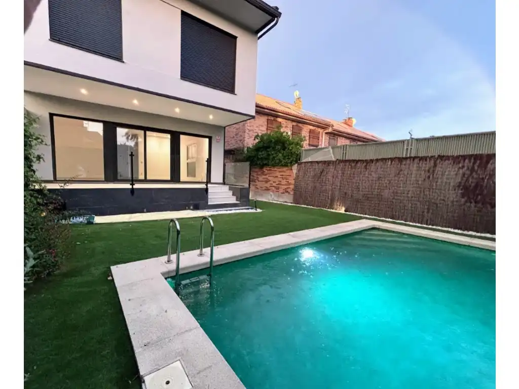 Swimming pool of Houses for sale in Pozuelo de Alarcón
