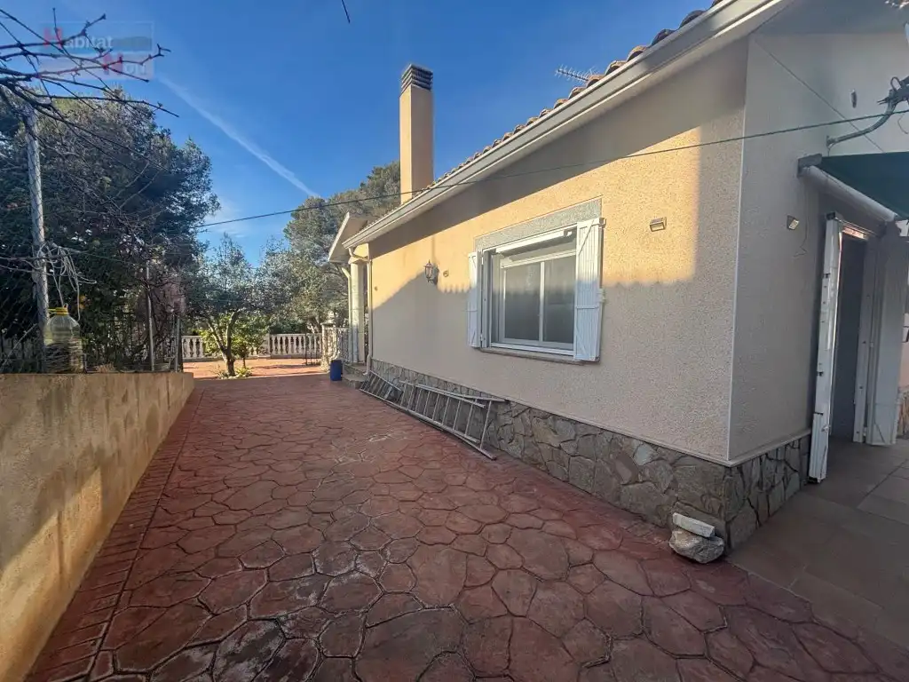 Exterior view of Houses for sale in La Bisbal del Penedès  with Oven and Microwave