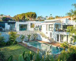 Vista exterior de Casa o xalet en venda en Marbella amb Aire condicionat, Jardí privat i Terrassa