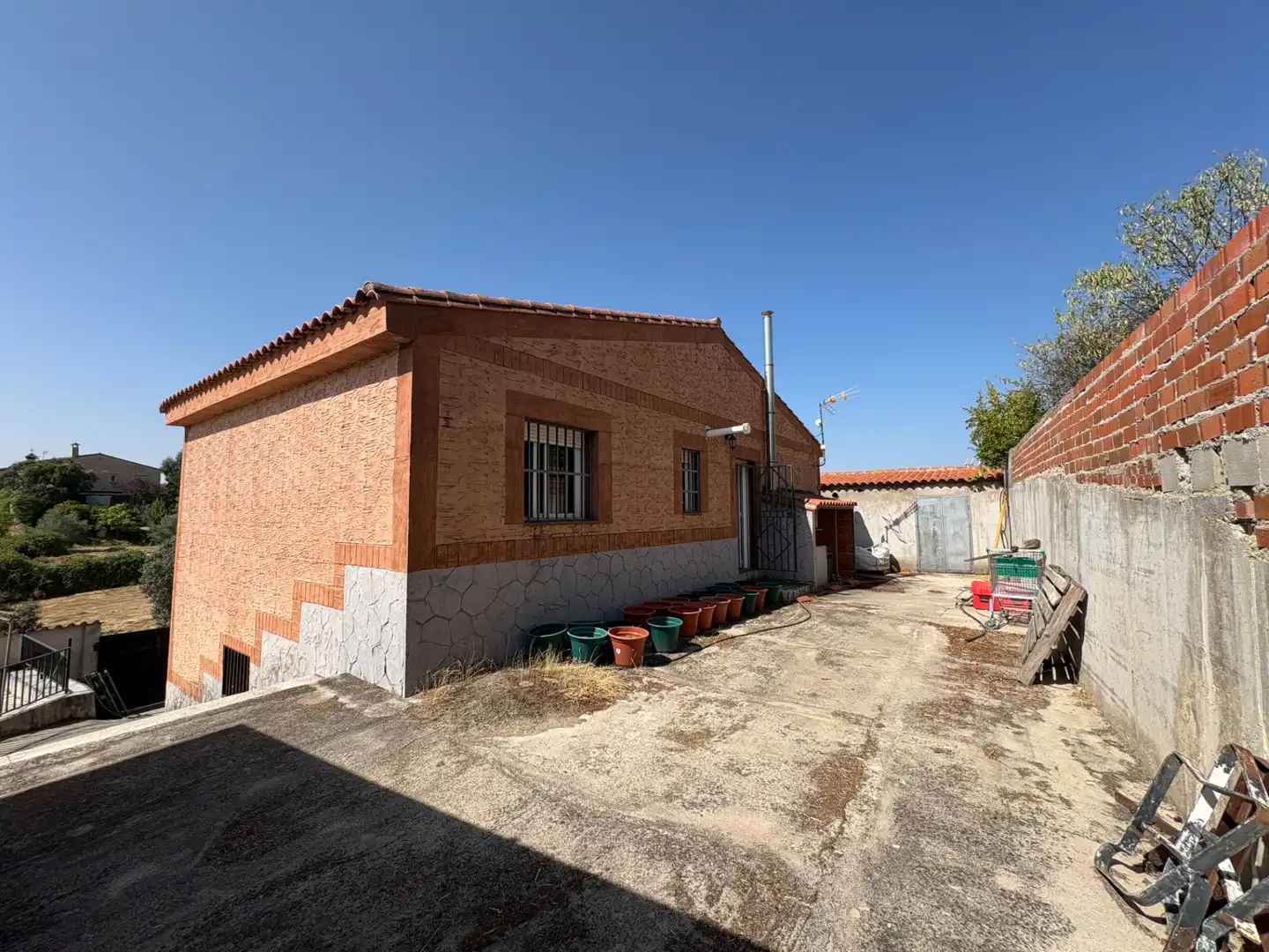Außenansicht von Haus oder Chalet zum Verkauf in Cardiel de los Montes mit Klimaanlage, Heizung und Privatgarten