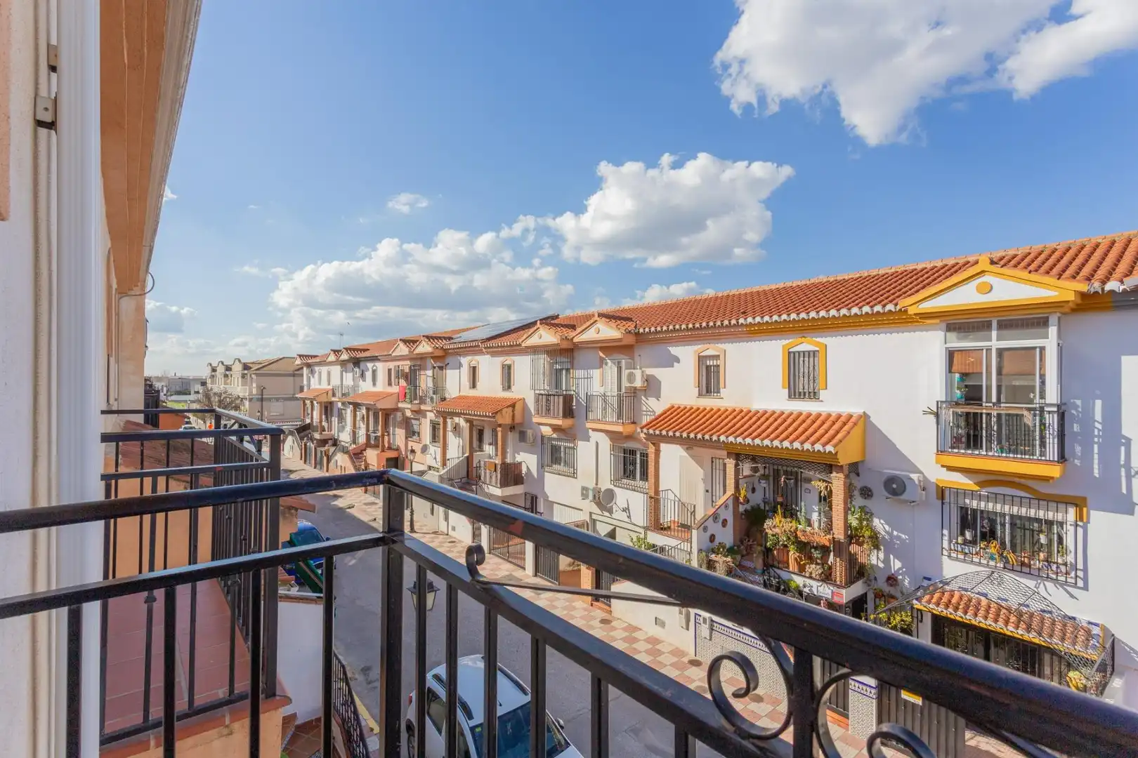 Vista exterior de Casa adosada en venda en Cúllar Vega amb Aire condicionat, Calefacció i Moblat