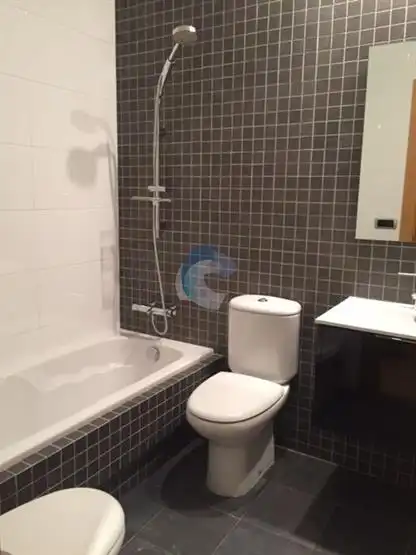 Badezimmer von Wohnung zur Miete in Vigo  mit Heizung, Parkett und Abstellraum