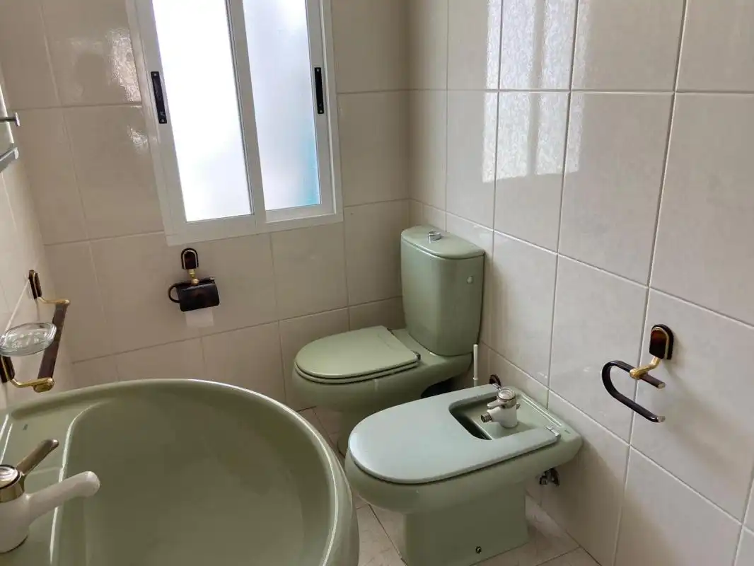 Bany de Pis en venda en Ferrol amb Calefacció, Terrassa i Balcó
