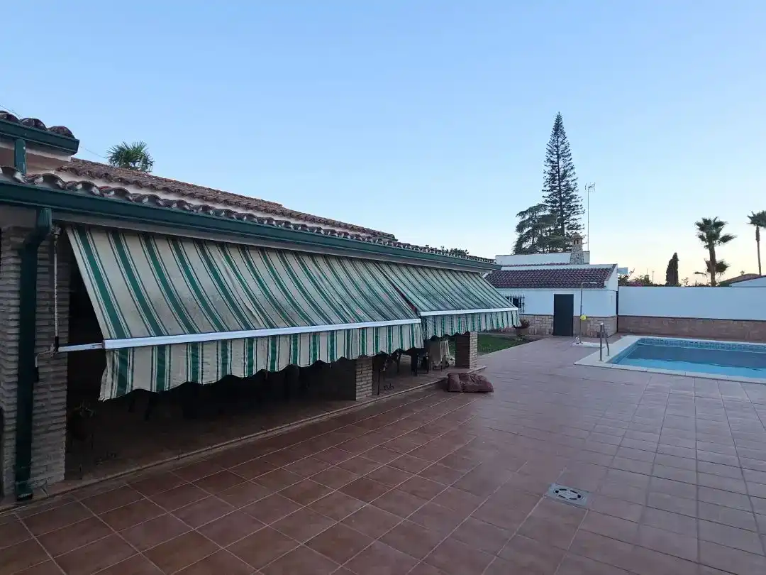 Terrassa de Pis en venda en Espartinas amb Aire condicionat, Jardí privat i Piscina