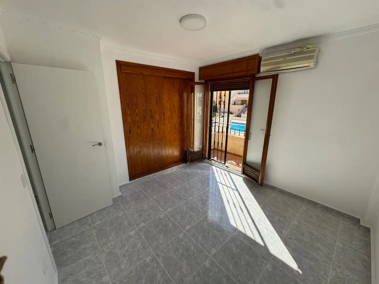 Dormitori de Casa adosada en venda en Torrevieja amb Terrassa, Forn i Balcó