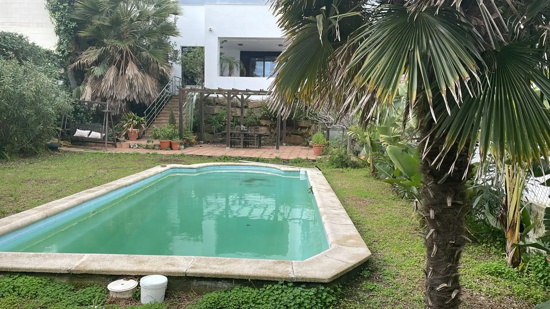 Schwimmbecken von Haus oder Chalet zum Verkauf in Algeciras mit Klimaanlage, Heizung und Privatgarten