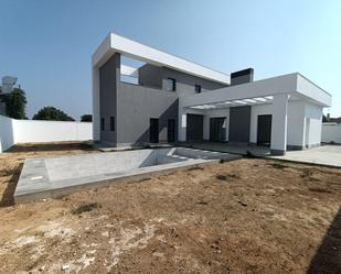 Vista exterior de Casa o xalet en venda en Chiclana de la Frontera amb Calefacció, Jardí privat i Parquet