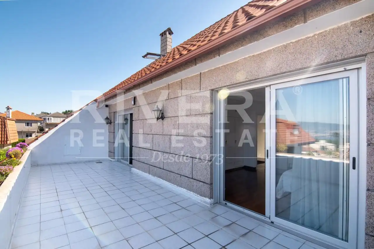 Terrassa de Casa o xalet en venda en Redondela amb Calefacció i Jardí privat