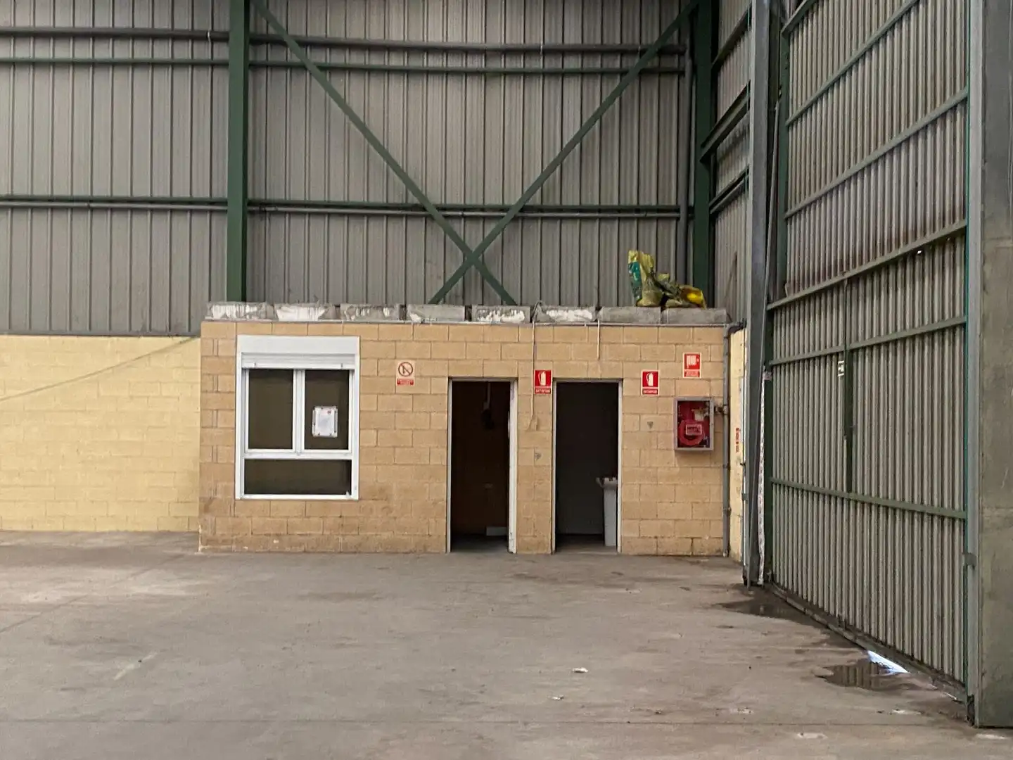 Vista exterior de Nave industrial en venta en Camargo
