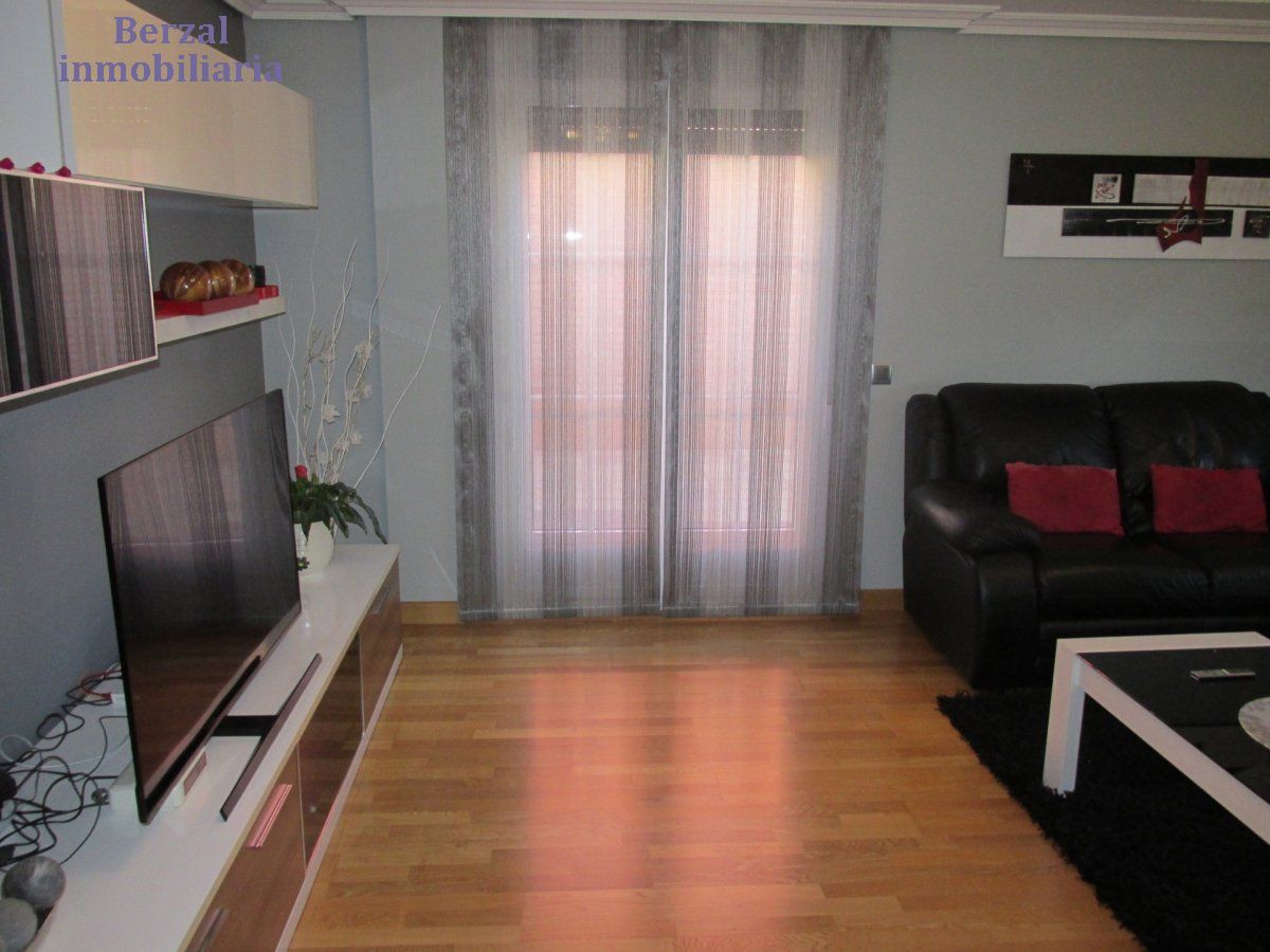 Sala d'estar de Casa adosada en venda en Oyón-Oion amb Calefacció, Jardí privat i Terrassa