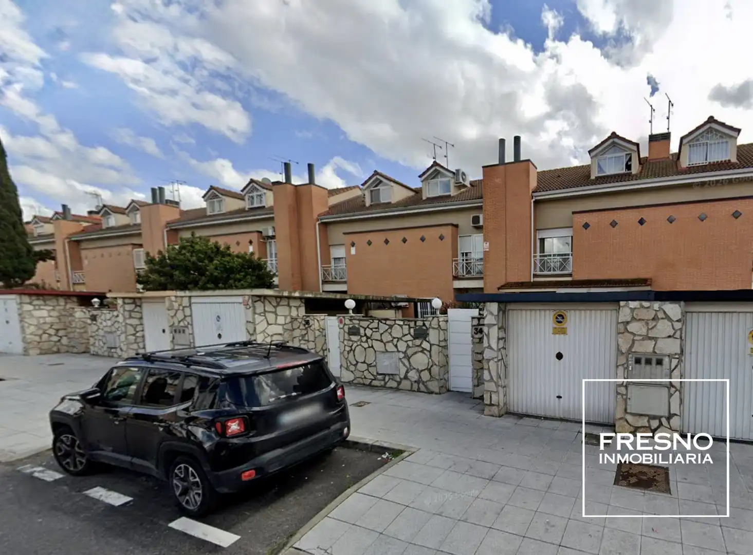 Vista exterior de Casa o xalet en venda en Parla amb Jardí privat i Terrassa