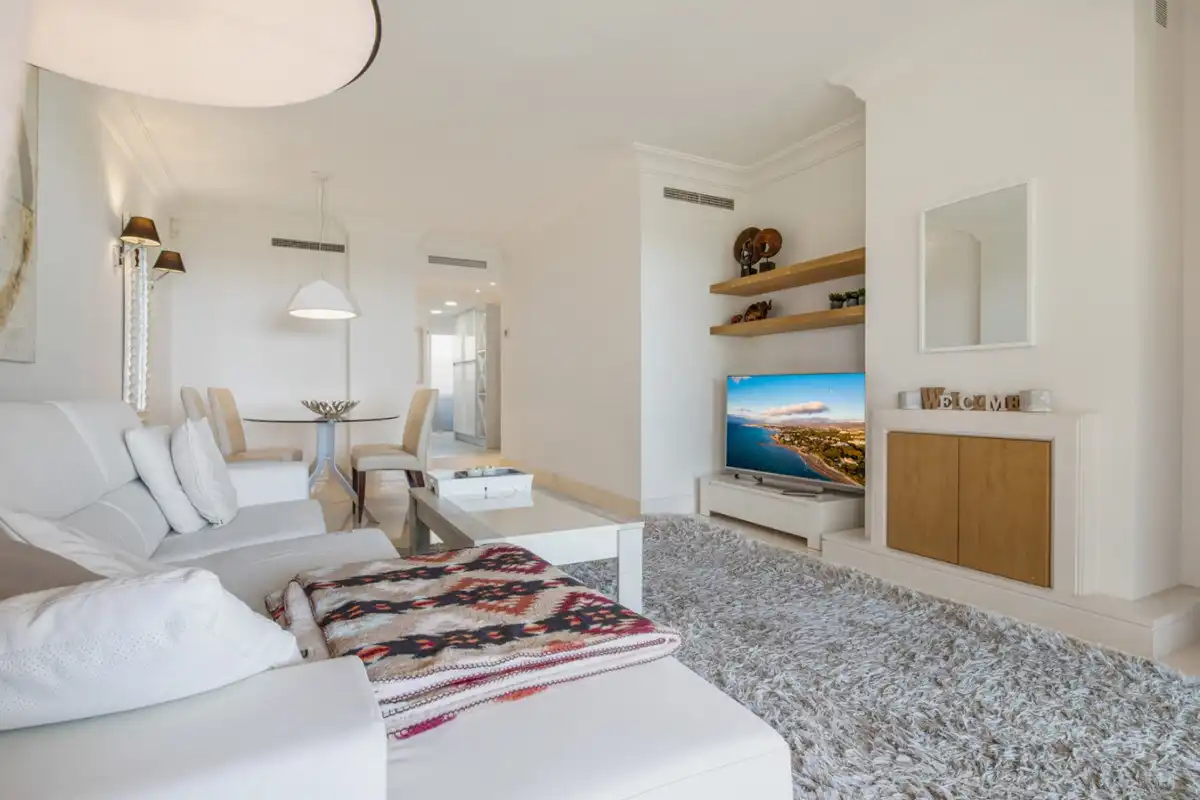 Sala d'estar de Apartament de lloguer amb opció a compra en Benahavís amb Aire condicionat, Jardí privat i Moblat