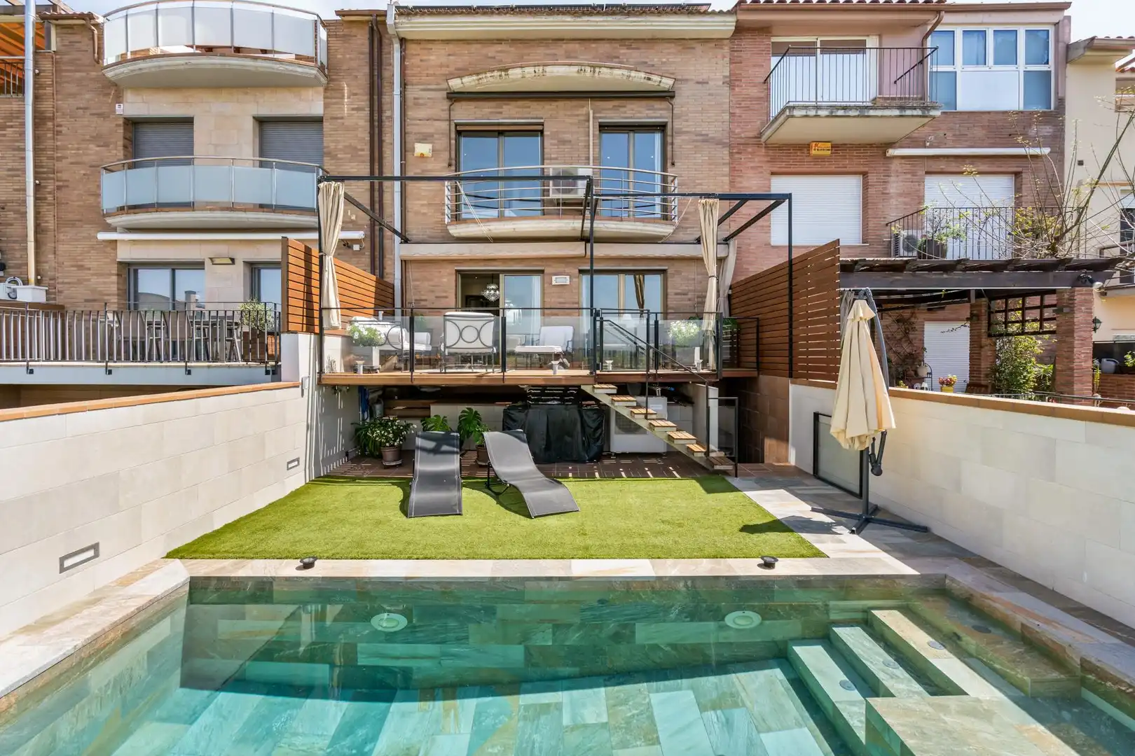 Schwimmbecken von Einfamilien-Reihenhaus zum Verkauf in Granollers mit Heizung, Privatgarten und Terrasse