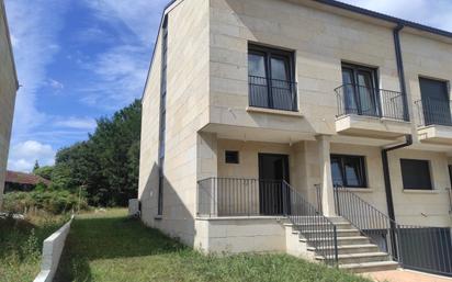 Vista exterior de Casa adosada en venda en Brión amb Terrassa i Balcó