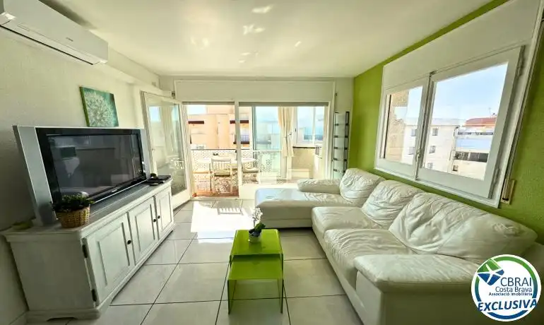 Sala d'estar de Apartament en venda en Roses amb Calefacció i Moblat