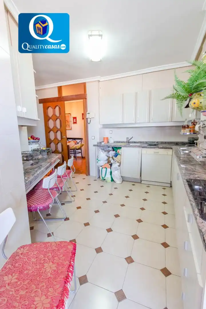 Cuina de Apartament en venda en Alicante / Alacant amb Aire condicionat, Calefacció i Terrassa