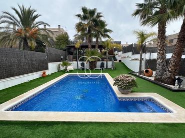 Casa aparellada amb balcó en venda a Roda de Barà