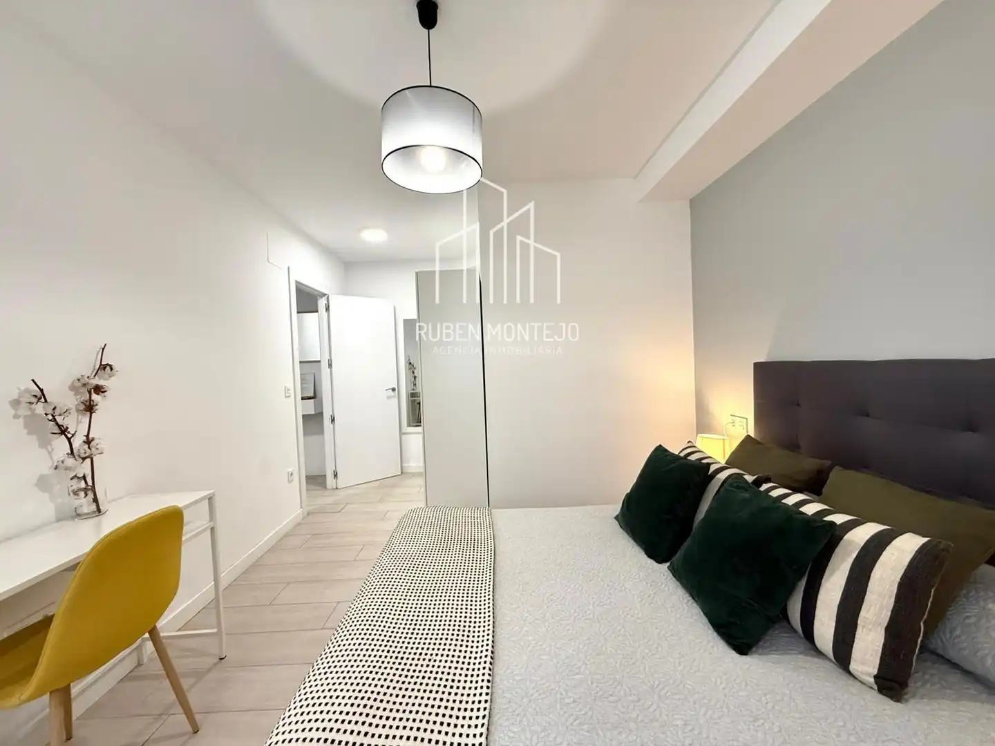 Dormitori de Apartament de lloguer en Salamanca amb Aire condicionat, Calefacció i Moblat