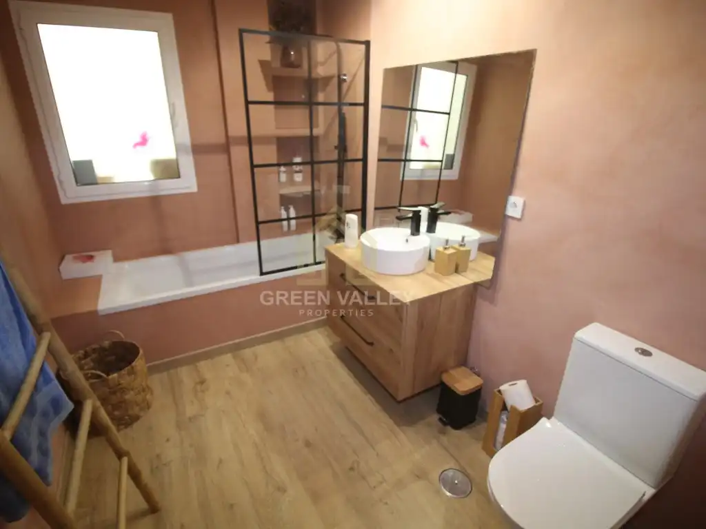 Badezimmer von Wohnungen zum Verkauf in Sotogrande mit Klimaanlage, Heizung und Privatgarten