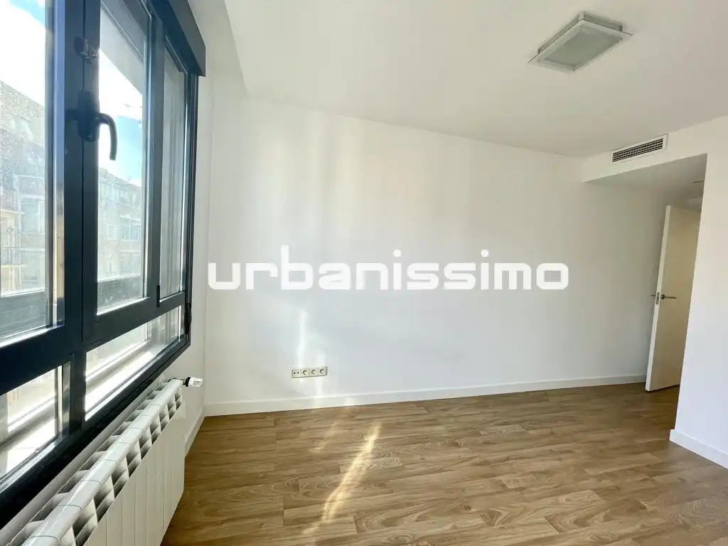 Flat for rent in Calle de Granada, Pacífico