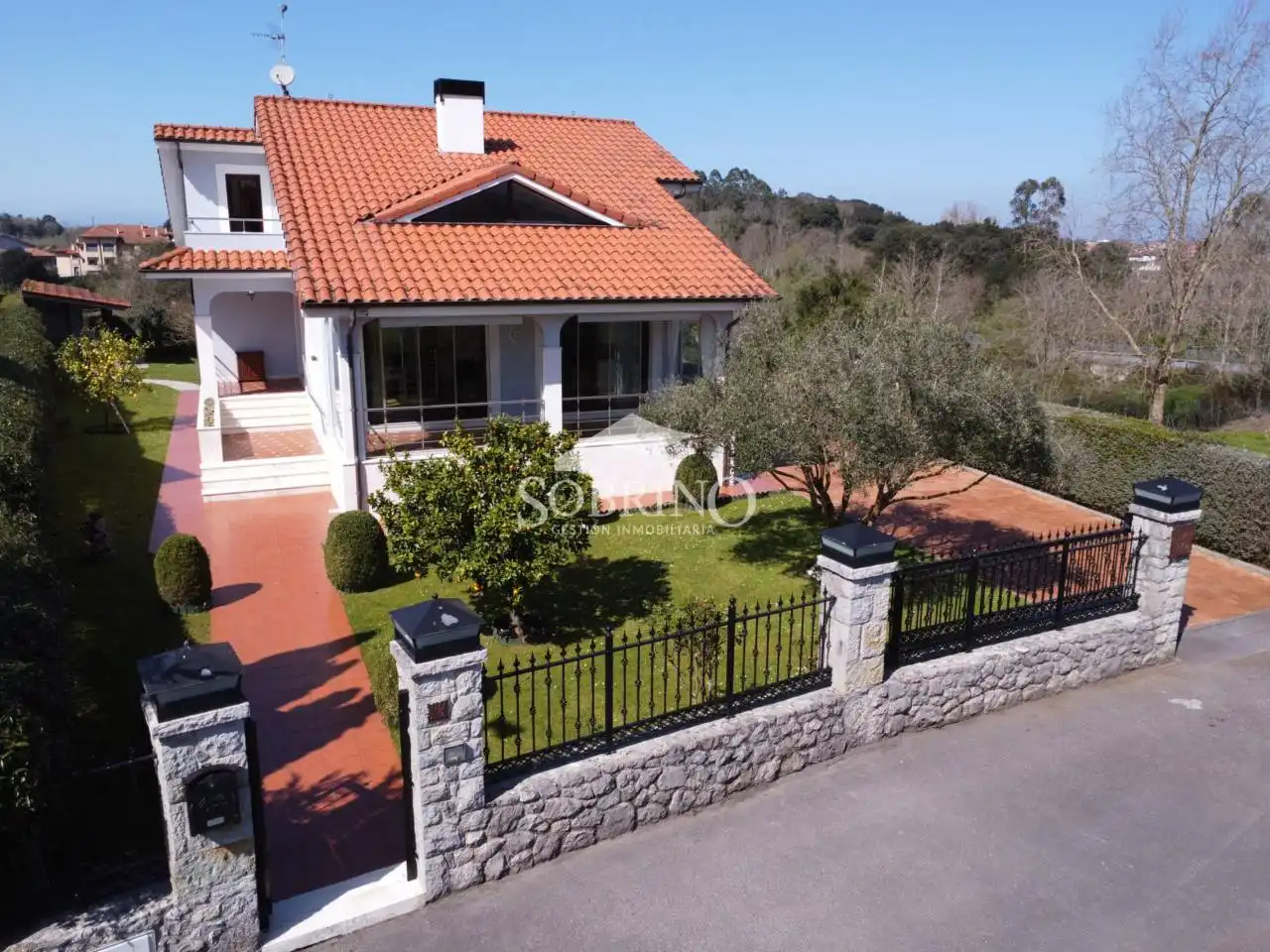 Vista exterior de Casa o xalet en venda en Llanes amb Calefacció, Jardí privat i Terrassa