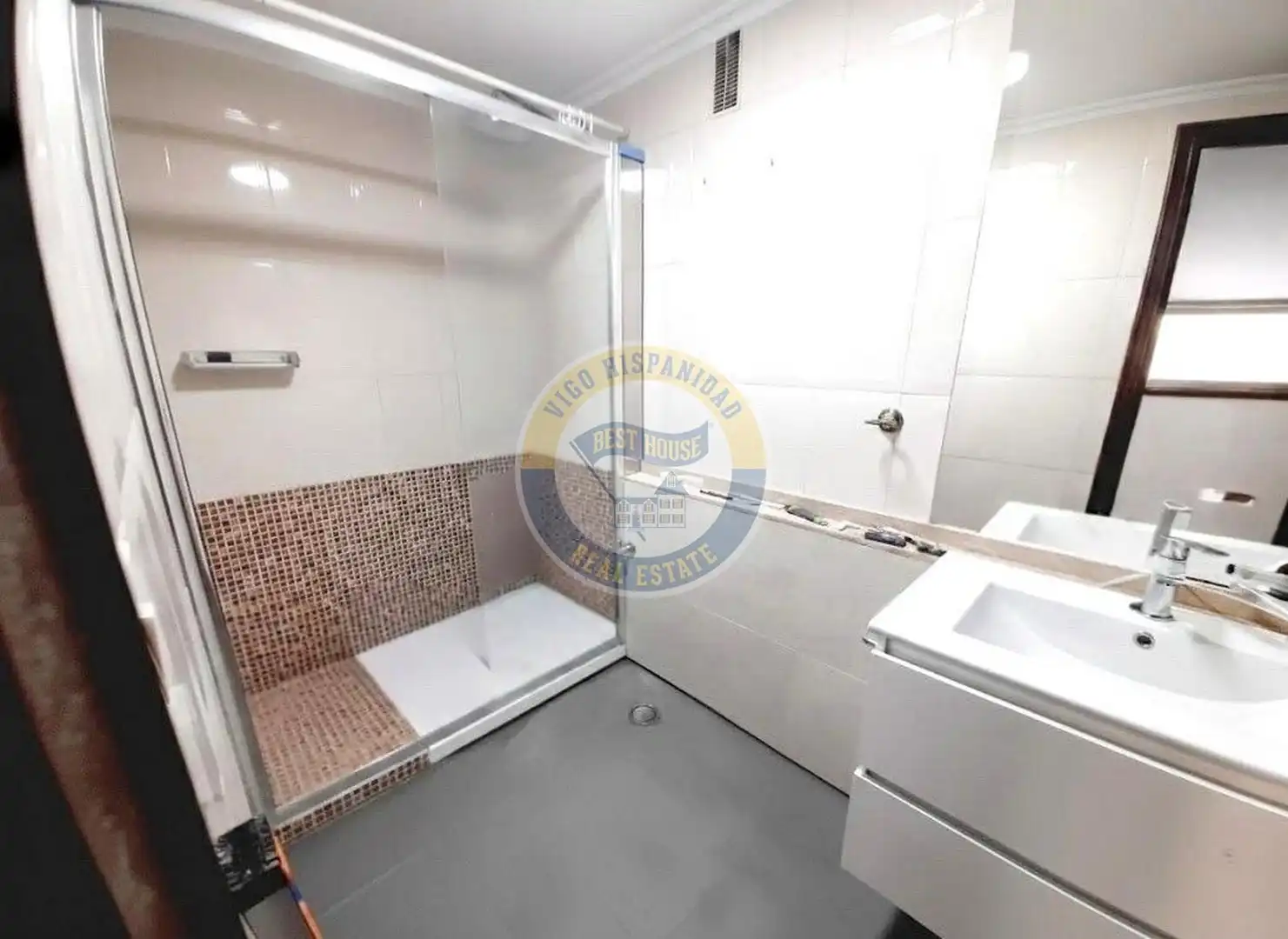 Bathroom of Flat for sale in Vigo   with Heating, Parquet flooring and Storage room