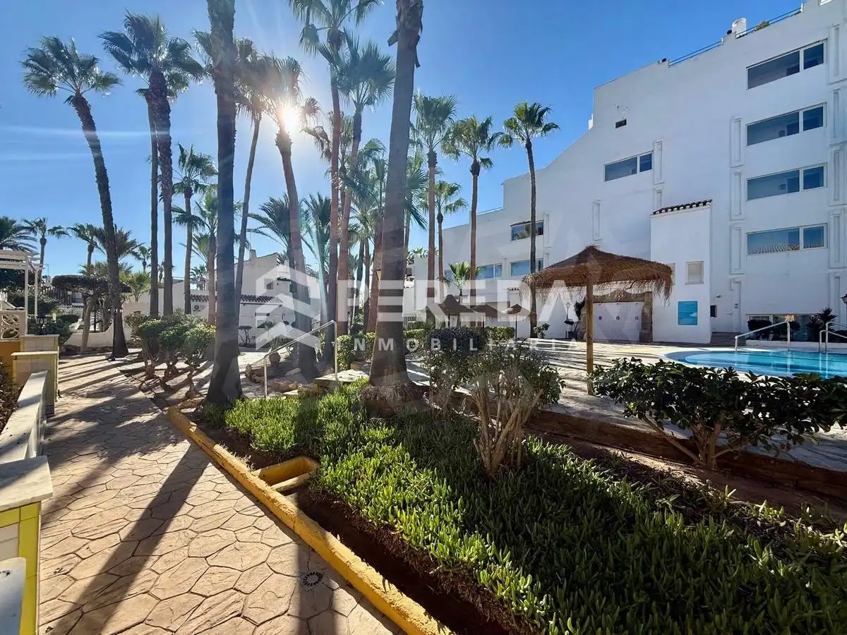 Außenansicht von Erdgeschoss zum Verkauf in Roquetas de Mar mit Privatgarten, Möbliert und Gemeinschaftspool