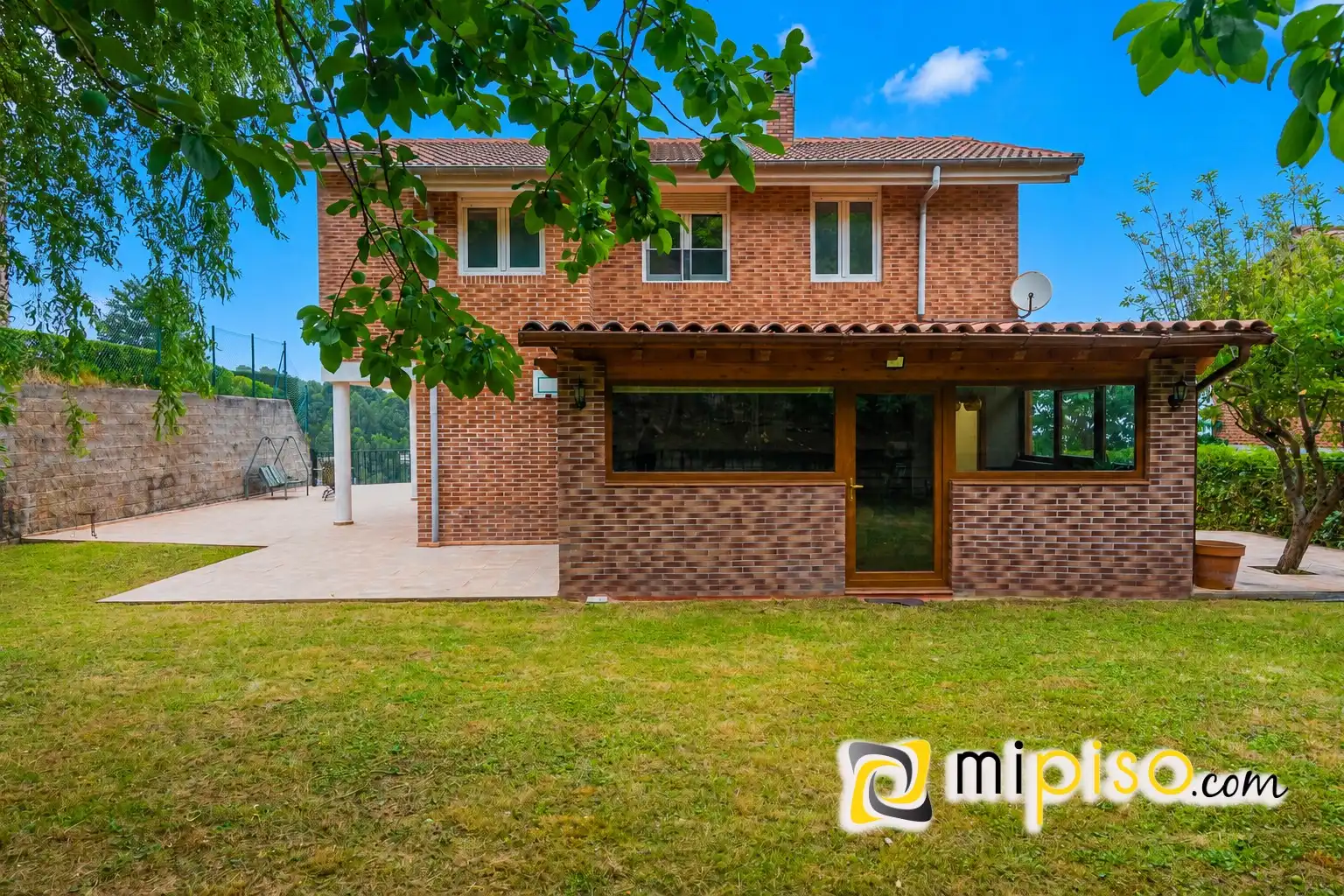 Vista exterior de Casa o xalet en venda en Limpias amb Calefacció, Jardí privat i Terrassa