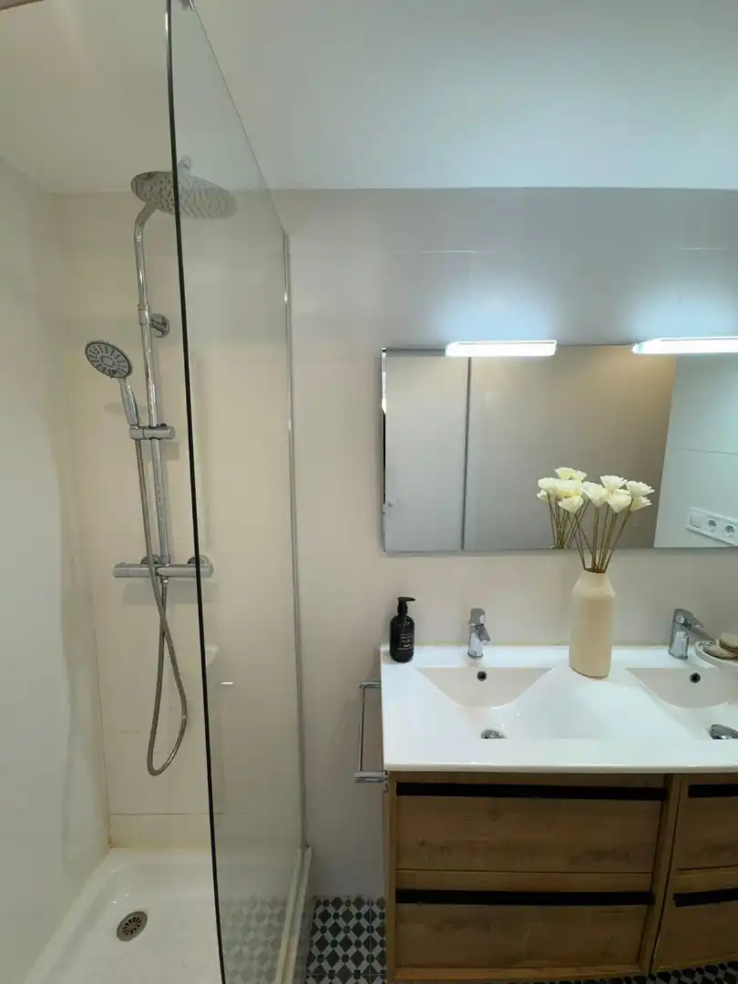 Badezimmer von Wohnung zur untervermieten in Madrid mit Klimaanlage, Heizung und Möbliert